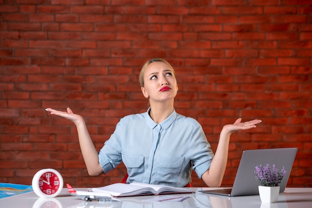 Co oznacza całkowita niezdolność do pracy według przepisów?