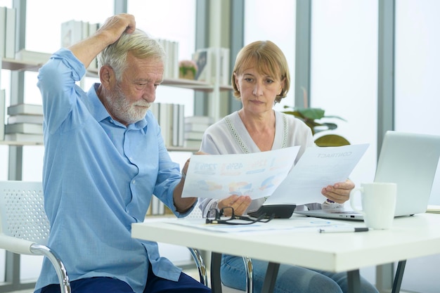 Emerytura z urzędu ile wynosi i od czego zależy?