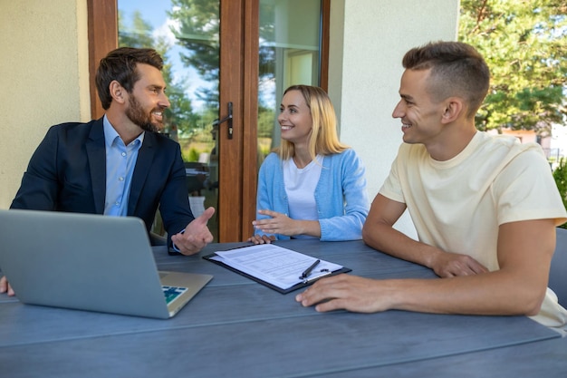 Komu przysługuje renta socjalna na stałe i jakie warunki trzeba spełnić?