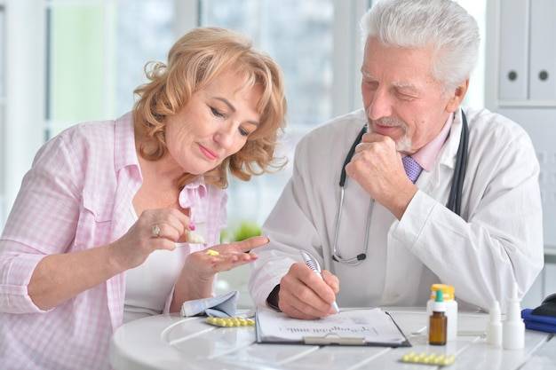 Jak obliczyć składkę zdrowotną emeryta w praktyce?