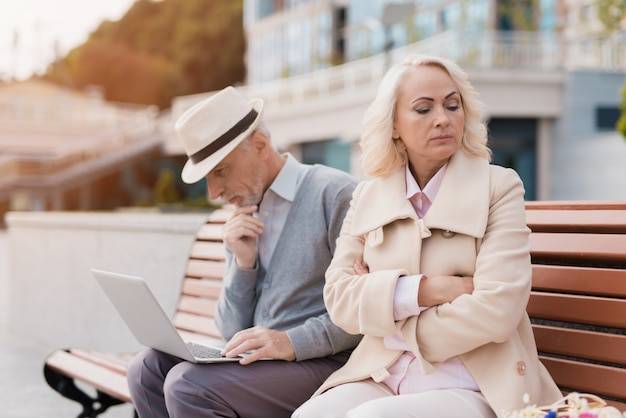 Ile emerytury po latach pracy przy najniższej krajowej można otrzymać?