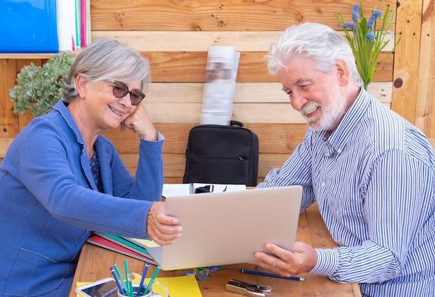 Jak najkorzystniej zatrudnić emeryta w swojej firmie?