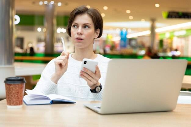 Jak obliczyć pensję z brutto na netto w praktyce?