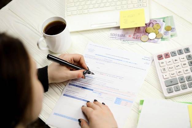 Jak rozliczyć podatek dochodowy, gdy pracujesz na kilku umowach?