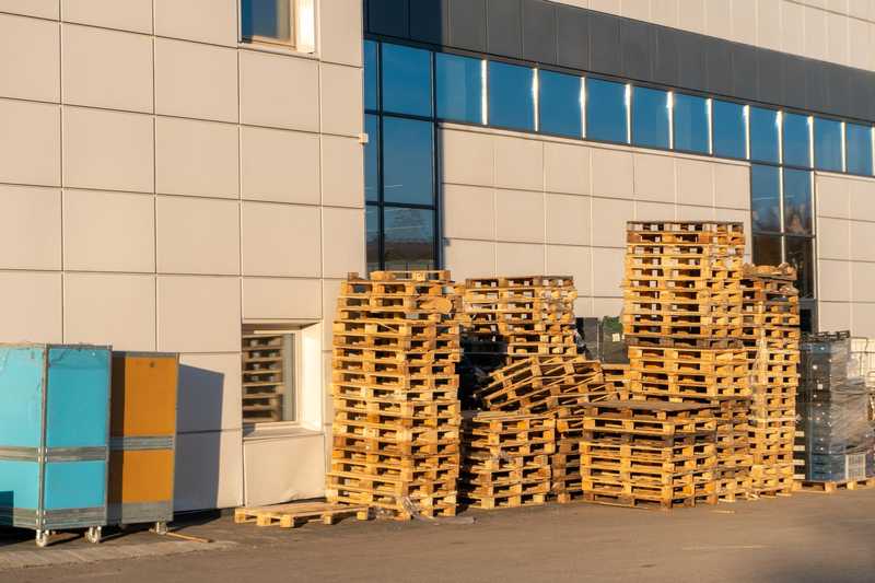 Magazynowanie paletowe w Szczecinie. Kiedy mała firma powinna oddać towar do magazynu
